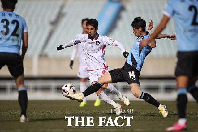 '분위기 반전'이 필요한 충북청주와 천안시티FC의 경기 장면./K리그