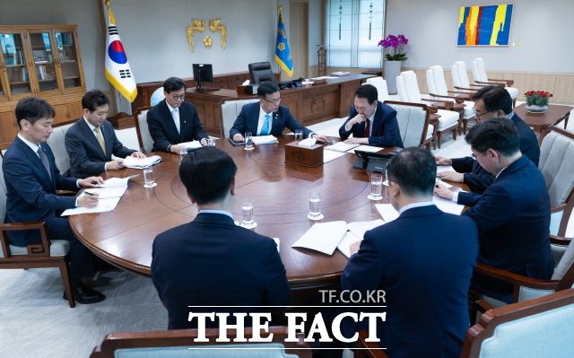 더불어민주당 내에서 종부세 감세론이 나오자 대통령실이 '감세 정책'에 강한 드라이브를 건 것으로 풀이된다. 향후 국회에서 세법 개정안 충돌이 예상된다. 세수 부족 문제가 더 심각해지면서 현 정부의 건전 재정 기조와도 배치된다는 지적이 나온다. 지난 5월 9일 윤석열 대통령이 서울 용산 대통령실 청사에서 제1차 경제이슈점검회의를 주재하고 있는 모습. /대통령실 제공