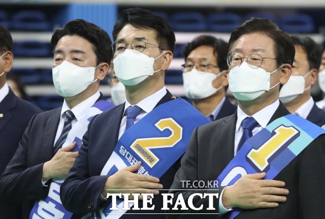 '어대명'(어차피 대표는 이재명)이 굳어지면서 전당대회 흥행이 어렵다는 우려도 일각에서 나온다. 지난 전당대회에서의 이 대표 모습. /뉴시스