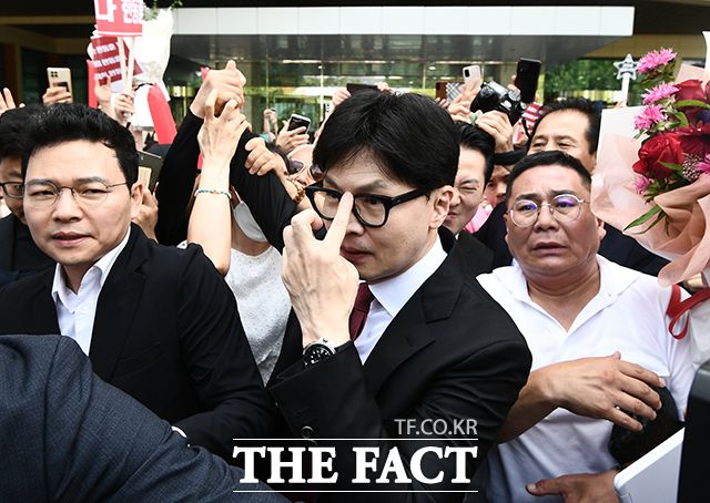 한동훈 전 국민의힘 비상대책위원장이 23일 오후 서울 여의도 국회 소통관에서 당대표 출마선언 기자회견을 마치고 지지자들의 응원을 받으며 나서고 있다. 이날 한 전 위원장 지지자 수백 명이 몰리면서 일대가 마비됐다. /박헌우 기자