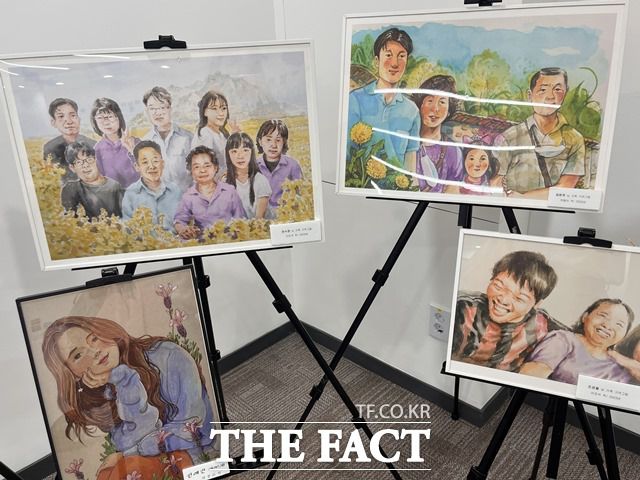 서울 중구 을지로1가 부림빌딩으로 이전한 이태원 참사 추모 공간 진실의 홀에 한국작가회의 소속 작가이 희생자들을 기억하며 그린 가족 그림 24점이 전시돼 있다. /황지향 기자