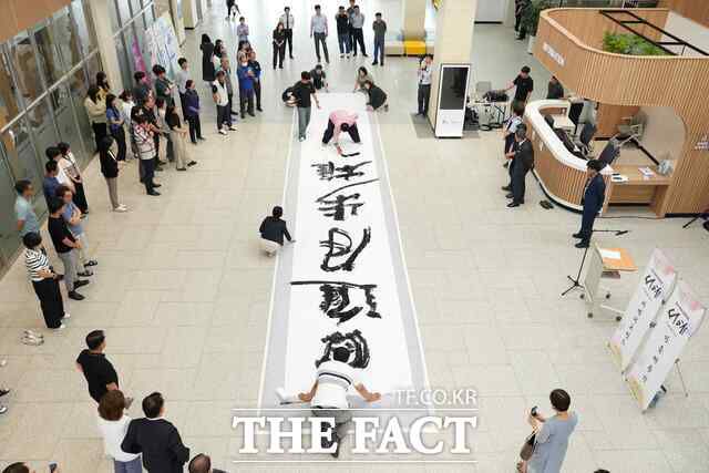 서천군이 지역 주민들을 위한 청사 마실 프로젝트 행사중 '서천 사랑 서예 행사'를 선보이고 있다. / 서천군