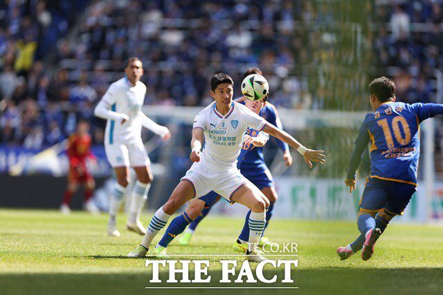 올 시즌 두 번째 '동해안 더비'를 펼치는 포항과 울산HD의 시즌 첫 맞대결 장면./K리그