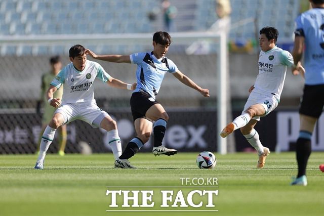 최근 상승세를 보이고 있는 김포와 하위권 탈출을 벼르는 천안시티의 첫 맞대결 장면./K리그