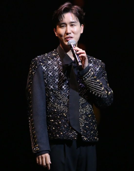 신유는 이날 공연에서 자신의 데뷔곡이자 럭셔리 트로트로 손꼽히는 '잠자는 공주'와 '나쁜 남자'를 특유의 부드러운 목소리로 일본 관객들을 유혹했다. /그레인엔터테인먼트