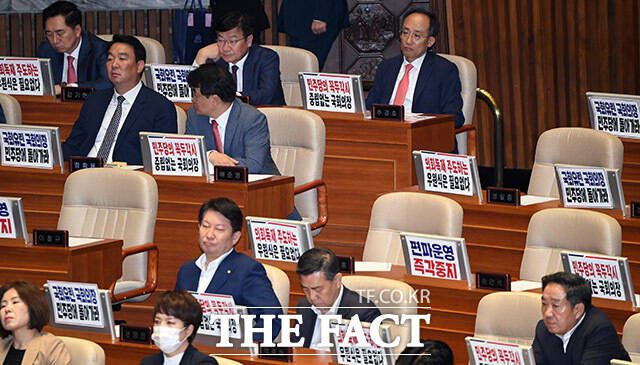 2일 오후 서울 여의도 국회 본회의장에서 열린 정치·외교·통일·안보 분야 대정부질문에서 국민의힘 의원들이 국회의장을 규탄하는 피켓을 내걸고 있다. /남윤호 기자