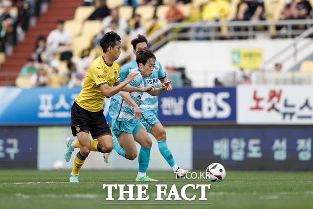 '탈꼴찌' 움직임을 보이고 있는 안산과 선두권 진입을 노리는 전남이 7일 올 시즌 두 번째 맞대결을 펼친다./K리그