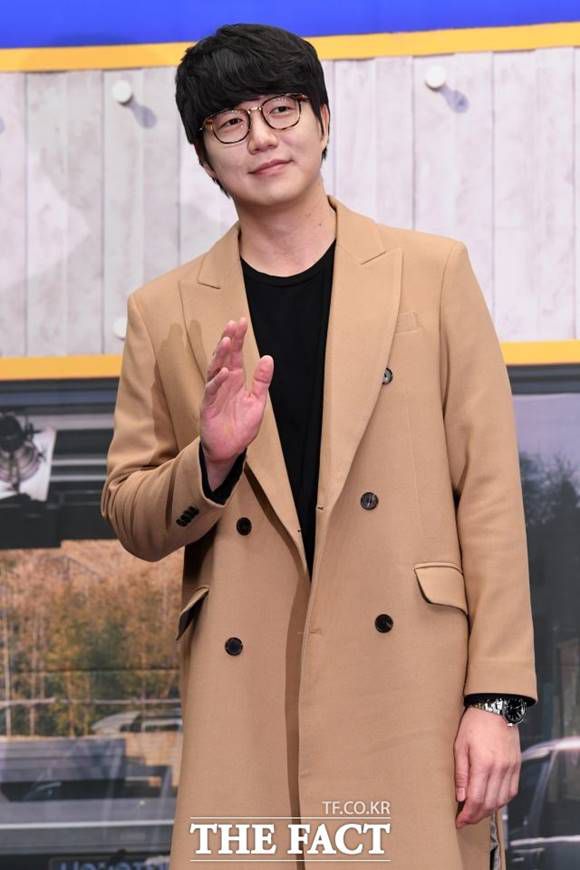 가수 성시경이 개발에 참여한 '경탁주 12도의 '샘플 제품에서 상품 라벨의 일부 정보가 누락됐다는 민원인의 제기에 따라 식약처의 처분을 받게 됐다. /더팩트 DB