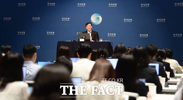 이창용 한국은행 총재는 금리 인하 시기와 관련 "아직 예단하기 어렵다"고 말했다. /이새롬 기자