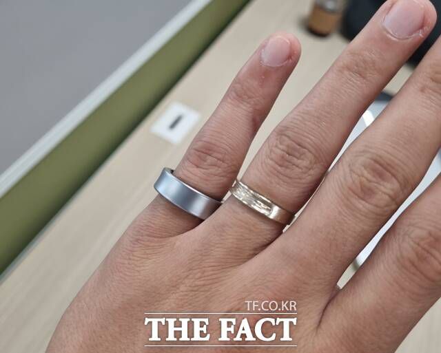 11일 서울 중구 삼성전자 기자실을 찾아 스마트반지 '갤럭시링'(왼쪽)을 직접 껴봤다. /이성락 기자