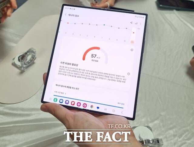 '갤럭시링'이 수면, 활동, 수면 중 심박수 등을 바탕으로 산출한 '에너지 점수'를 제공하고 있다. /이성락 기자