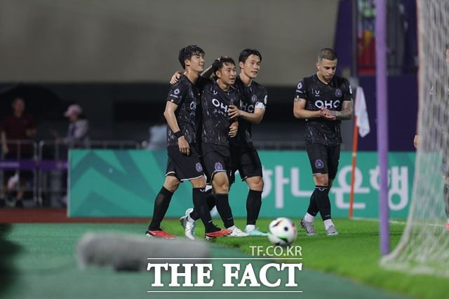선두 굳히기에 나서는 안양 선수들./K리그