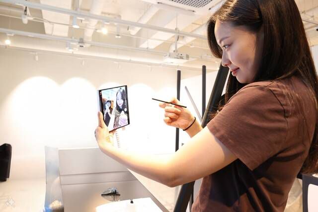 '일상비일상의틈byU+'를 찾은 고객이 '갤럭시Z폴드6'를 활용해 방탈출 게임을 즐기고 있다. /LG유플러스