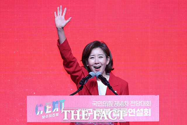 나경원 후보는 한동훈·원희룡 후보를 겨냥해 비판의 목소리를 냈다. 나 후보는 한 후보를 향해서 "자기 살자고 당무 개입이니 국정농단이니 이런 금기어를 함부로 쓰는 분들이 있다"면서 "용산에 맹종하는 후보는 절대 안 된다"고 원희룡 후보를 겨냥했다. /뉴시스