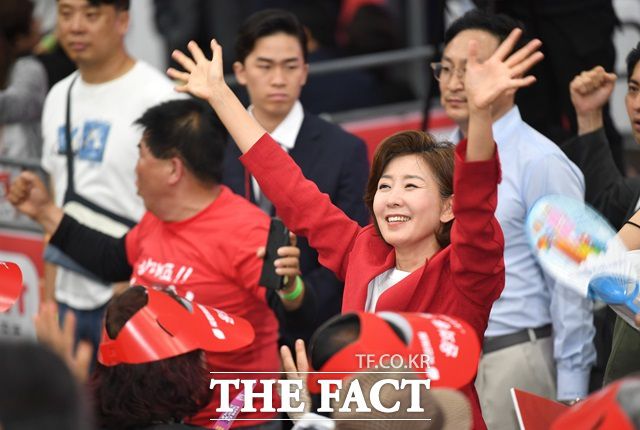 나경원 국민의힘 당대표 후보가 지난 12일 대구 합동연설회를 앞두고 당 지지자들에게 인사를 하고 있다. 나 후보는 이날 인터뷰에서 "총선이 끝난지 세 달이 지났는데, 총선 백서 발간 자체가 필요 이상으로 정쟁화되는 것 같아 안타깝다"고 밝혔다. /나경원 캠프 제공