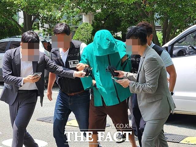 '파타야 드럼통 살인 사건' 3명의 피의자 중 최근 캄보디아에서 검거돼 국내로 강제 송환된 20대 피의자가 지난 12일 창원지방법원에서 열리는 영장실질심사를 위해 법원에 호송되고 있다./창원=강보금 기자
