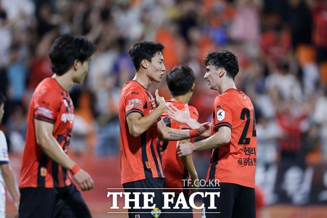 새 식구 영입과 함께 도약을 노리는 강원FC 선수들./K리그