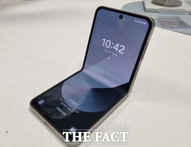 삼성전자는 12일부터 18일까지 '갤럭시 AI' 기능이 적용된 '갤럭시Z폴드6'와 '갤럭시Z플립6'(사진)의 사전 판매를 진행했다. /이성락 기자