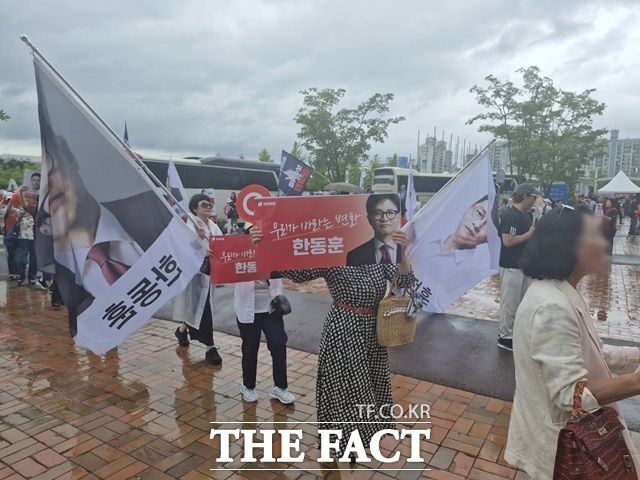 국민의힘 전당대회가 23일 오후 2시 경기도 고양 킨텍스에서 열린다. 행사에 앞서 한동훈 당대표 후보 지지자들이 행사장 앞에서 응원하고 있다. /고양=신진환 기자