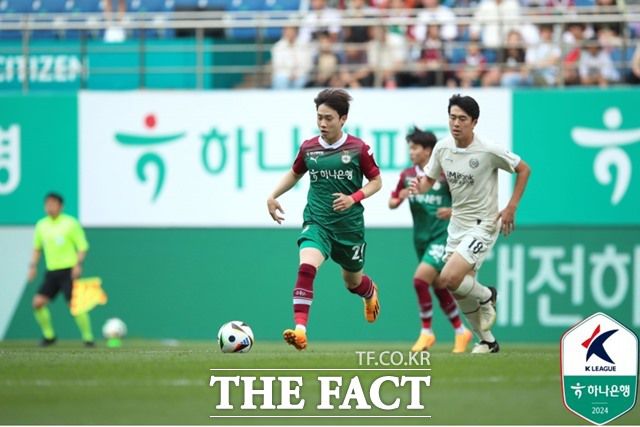 '탈 꼴찌' 경쟁을 펼치고 있는 대구FC와 대전하나시티즌이 27일 오후 7시 30분 DGB 대구은행파크에서 숙명의 맞대결을 펼친다. '승점 6점짜리' 격돌에는 '내 응원의 함성을 스포츠토토와 함께' 경기장 프로모션이 전개된다./K리그