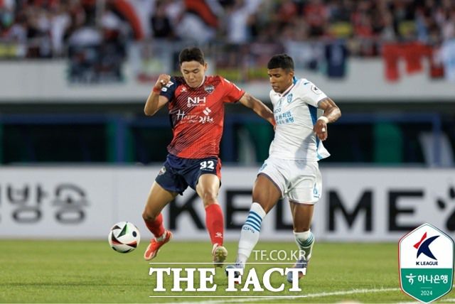 올 시즌 치열한 선두 경재을 펼치고 있는 포항과 김천이 28일 오후 7시 포항 스틸야드에서 우승 향방을 가름할 수 있는 한 판 대결을 펼친다. 팬들의 응원이 절대적인 이 경기에는 스포츠토토와 K리그가 함께 펼치고 있는 '내 응원의 함성을 스포츠토토와 함께' 프로모션이 전개된다./K리그