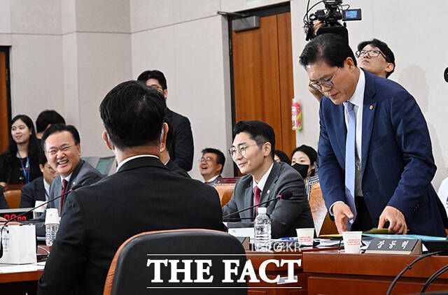 송석준 국민의힘 의원 "알겠다. 제가 나갔다가 다시 들어오겠다. 불법임을 보여주기 위해 나가겠다"