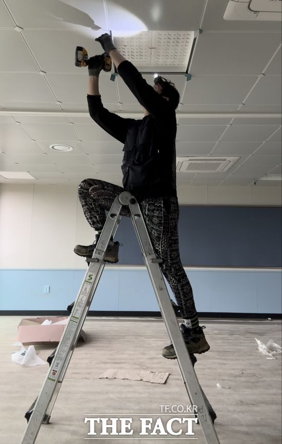 이기인 최고위원이 한 건설 현장에서 조명 공사를 위해 타공 지점을 살펴 보고 있다. 30일 만났던 현장과는 다른 곳이다. 이 최고위원은 <더팩트>에 "실제 작업할 때 안전모 착용은 필수"라고 강조했다. / 이 최고위원 제공.