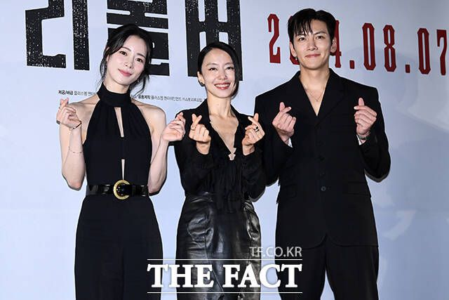 '리볼버'는 '무뢰한'으로 호흡을 맞췄던 전도연(가운데)과 오승욱 감독이 재회한 작품으로 관심을 모은다. /서예원 기자