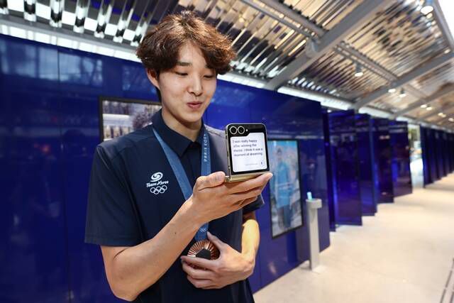 김우민이 지난 2일 삼성 올림픽 체험관을 방문해 '갤럭시 AI'를 체험하고 있다. /삼성전자