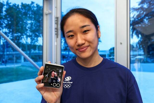 '팀 삼성 갤럭시' 멤버인 안세영이 지난달 25일 삼성 올림픽 체험관에서 '갤럭시Z플립6 올림픽 에디션'을 들고 사진을 촬영하고 있다. /삼성전자