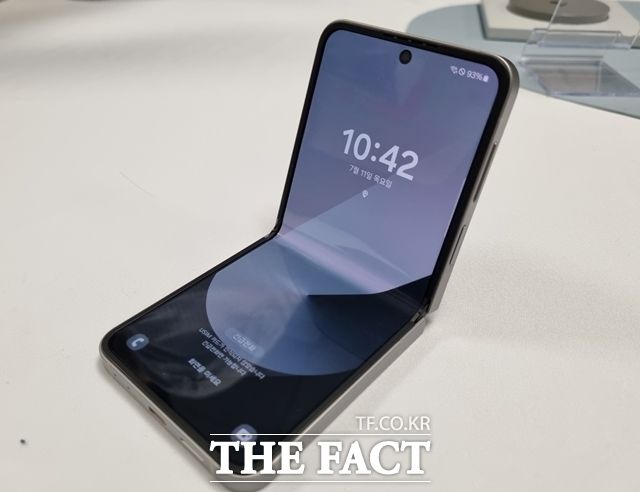 SK텔레콤·KT·LG유플러스 등 이동통신 3사가 8일 삼성전자 '갤럭시Z플립6'와 '갤럭시Z폴드6'의 공시지원금을 최대 50만원대로 일제히 상향했다. /이성락 기자