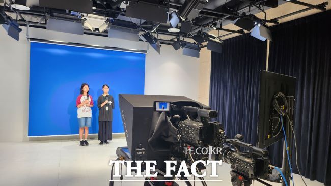 용인시 꿈이룸 학생기자단이 지난 7일 용인미디어센터 내 크로마키 배경에서 영상을 촬영하고 있다./용인시