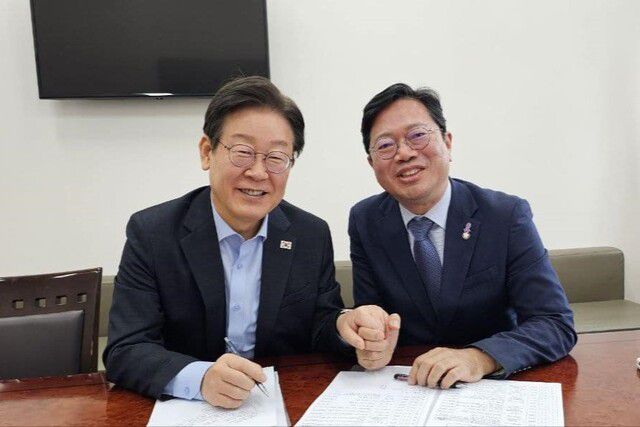 이재명 전 더불어민주당 대표와 김승원 민주당 의원. 김 의원은 지난 5일 페이스북에 "검찰의 '통신 사찰'과 ’검찰권 남용‘에 대해서는 법사위에서 반드시 그 책임을 물어야 한다는 이 전 대표의 당부가 있었다"고 전했다. /김승원 의원 페이스북 갈무리