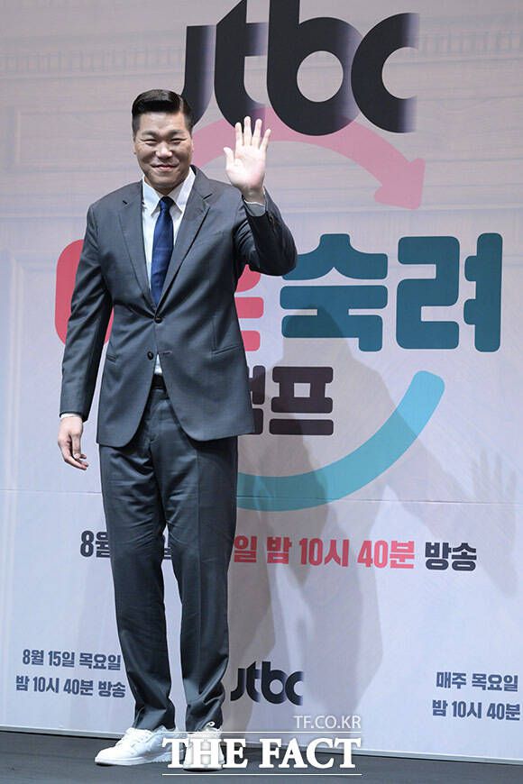 방송인 서장훈이 13일 오전 서울 구로구의 한 호텔에서 열린 '이혼숙려캠프' 제작발표회에 참석해 포즈를 취하고 있다. /남윤호 기자