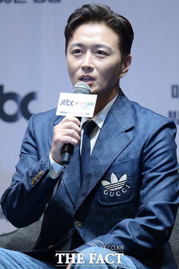 배우 진태현이 13일 오전 서울 구로구의 한 호텔에서 열린 '이혼숙려캠프' 제작발표회에 참석해 인사말을 하고 있다. /남윤호 기자