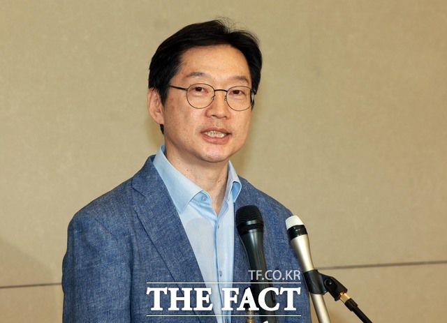 김 전 지사는 이날 복권된 후 "사회에 보탬 될 역할 무엇인지 고민하겠다"고 밝혔다. 지난 5월 인천국제공항 제2여객터미널을 통해 귀국해 취재진 질문에 답변하던 김 전 지사. /뉴시스