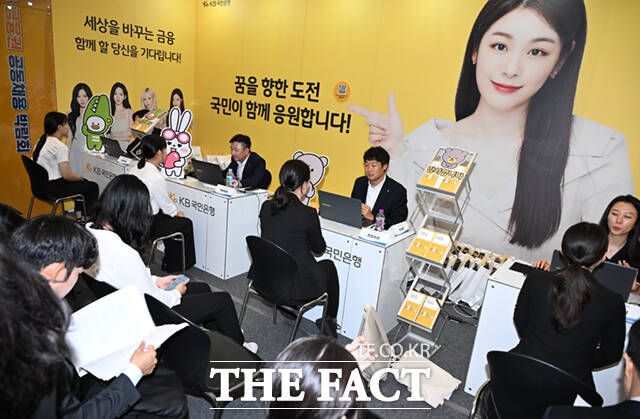 21일 서울 동대문디자인플라자(DDP)에서 2024 금융권 공동채용 박람회가 열린 가운데, 취업준비생들이 현장 면접을 보고 있다.