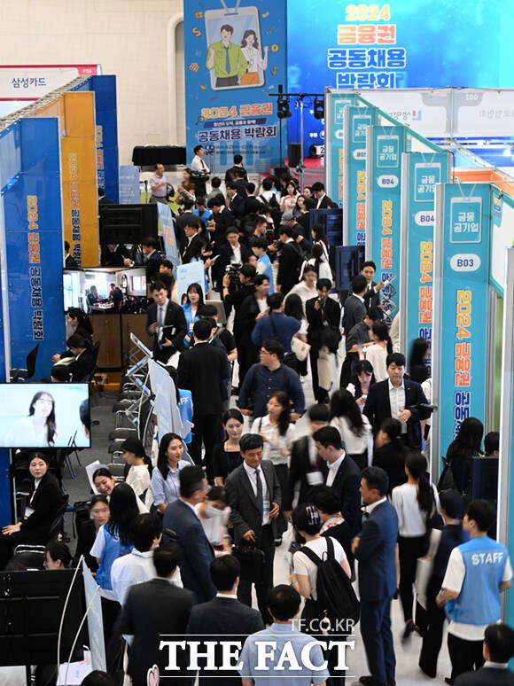 면접을 보기 위한 취업준비생들로 현장 부스가 붐비고 있다.