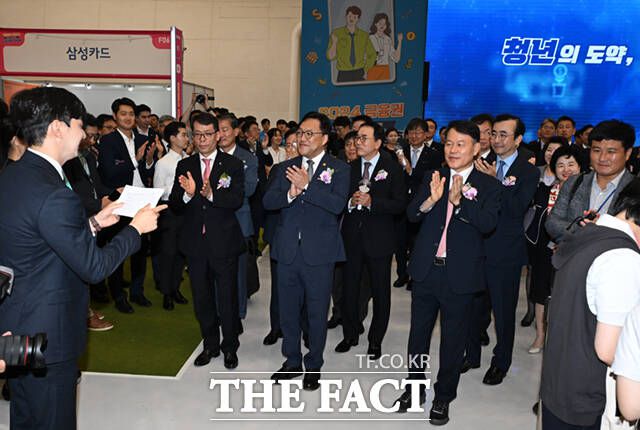 김병환 금융위원장과 윤한홍 국회 정무위원장 등 내빈들이 부스를 둘러보고 있다.
