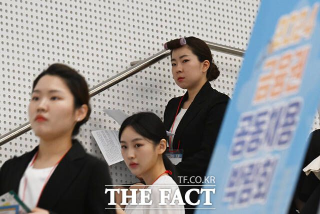 현장면접을 앞둔 취업준비생들이 계단에 모여 면접을 준비하고 있다.