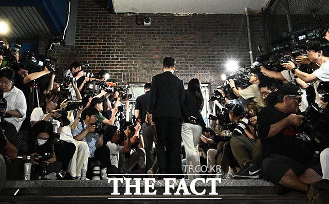 전동 스쿠터 음주운전 혐의를 받는 그룹 방탄소년단(BTS)의 슈가(31·본명 민윤기)가 23일 오후 서울 용산구 용산경찰서에 조사를 받기위해 출석하고 있다. /박헌우 기자