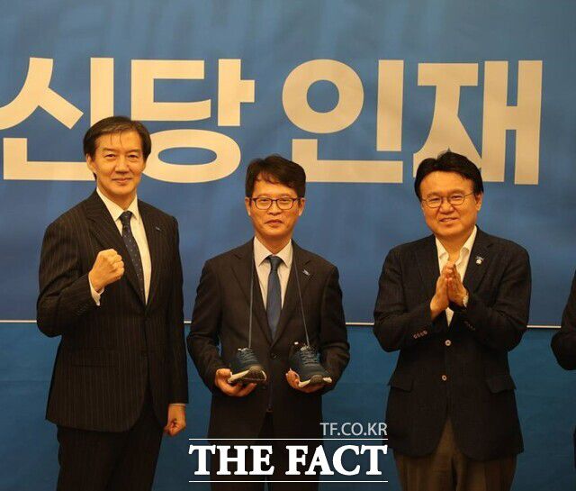 조국혁신당은 지난 21일 부산 금정구청장 후보로 출마할 '인재영입 1호'로 민주사회를 위한 변호사모임(민변) 사무차장 출신 류제성 변호사(가운데)를 영입했다. / 조국혁신당 제공