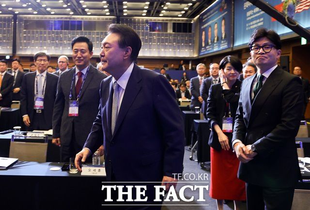 여당 내부에서 정부 인사에게 의료공백 사태의 책임을 물어야 한다는 요구가 나오면서 한 대표의 중재안이 힘을 받을 수 있는 계기가 될지 주목된다. 사진은 윤석열 대통령이 지난달 27일 서울 중구 대한상공회의소에서 문화일보 주최로 진행된 문화미래리포트2024에서 한동훈 국민의힘 당대표와 인사 후 이동하는 모습. /대통령실통신사진기자단