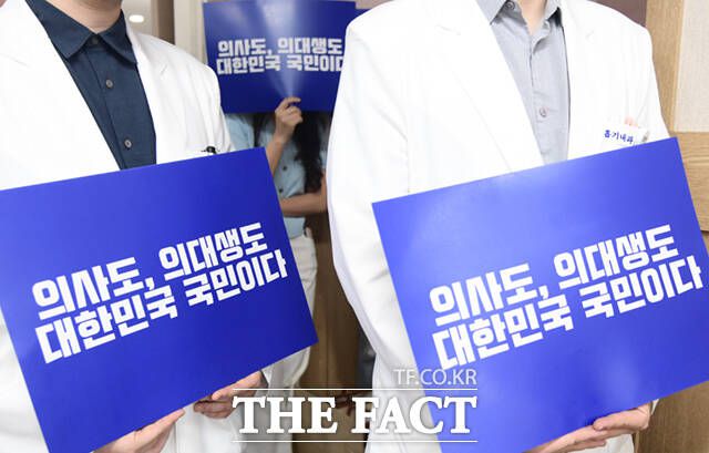 6일 전의학연에 따르면 군 휴학 542명 중 학년별로 본과 1~4학년은 361명, 예과 1~2학년은 181명이다. 본과 의대생들 입대가 늘면서 향후 군의관 수급에 차질이 빚어지는 것 아니냐는 우려도 나온다. /이새롬 기자