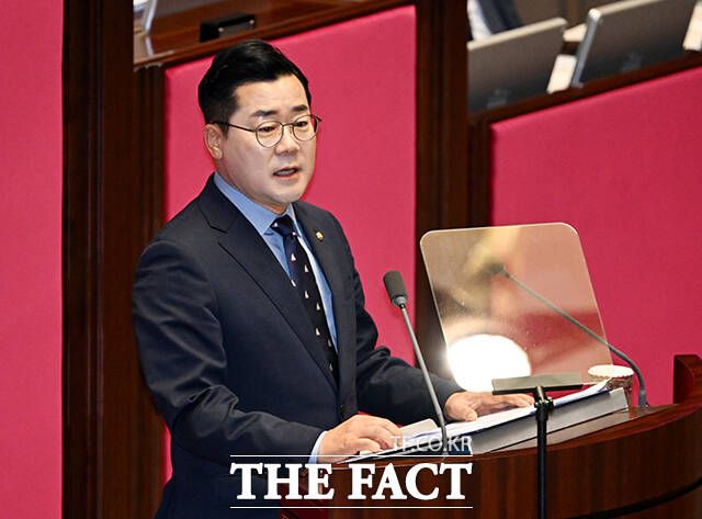 박찬대 민주당 원내대표는 6일 민주당 최고위원회의에서 "주가조작과 명품백 수수, 고속도로 특혜, 해병대원 순직 사건 수사 외압에 이어 이제는 총선 공천 개입, 국정농단 의혹까지 불거졌다"고 말했다. /배정한 기자