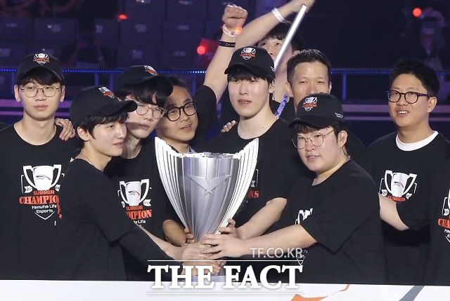 8일 오후 경상북도 경주시 경주실내체육관에서 열린 '2024 LCK 서머' 결승전에서 한화생명e스포츠 선수들이 우승한 뒤 트로피(소환사의 컵)를 들고 기념촬영하고 있다. /네이버 이스포츠 캡처