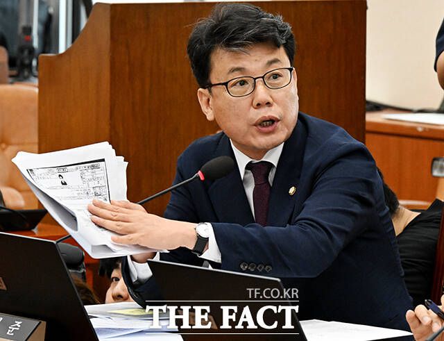 진성준 정책위의장은 이날 CBS라디오 '김현정의 뉴스쇼'에 나와 금투세 시행 입장을 분명히 했다. /배정한 기자