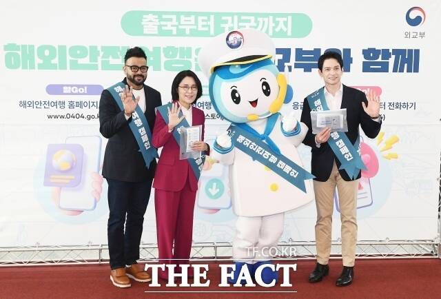 강인선 외교부 2차관과 방송인 다니엘 린데만, 럭키가 지난 3월 인천국제공항 제1터미널에서 '해외안전여행 인천공항 캠페인' 홍보활동을 마치고 기념 촬영을 하는 모습. /더팩트 DB