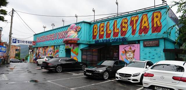 김종석이 8년전 오픈한 서울 외곽 북한강변에 오픈한 빵공장 1호점 '벨스타'는 전체 부지가 700평으로 평당 3000만 원 정도로 자산가치는 땅값만 200억이 넘는다. 사진 위는 양수리에 오픈한 2호점 전경. /벨스타 제공