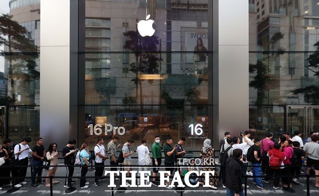 20일 서울 중구 명동 애플스토어에서 고객들이 '아이폰16' 시리즈를 구매하기 위해 줄을 서고 있다. /뉴시스